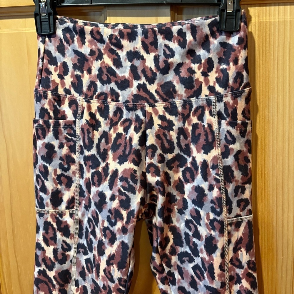 Bally Total Fitness Women's Leopard Print
Yoga Pants with Pockets Size Small - Picture 3 of 11